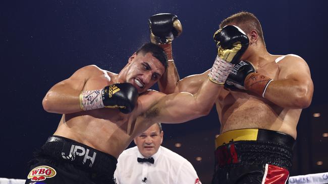 Justis Huni punches Kiki Toa Leutele. Picture: Chris Hyde/Getty Images