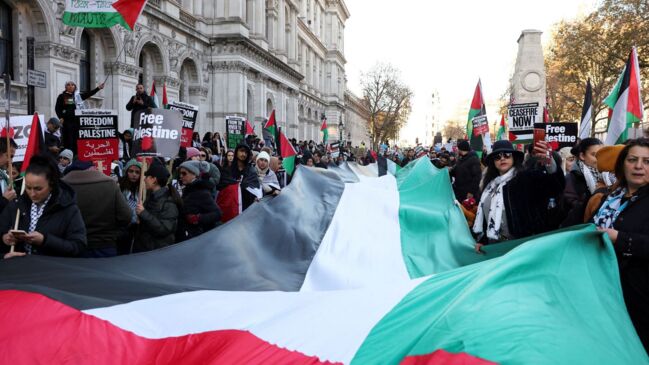 More than 100,000 back on the streets of London for Gaza | news.com.au ...