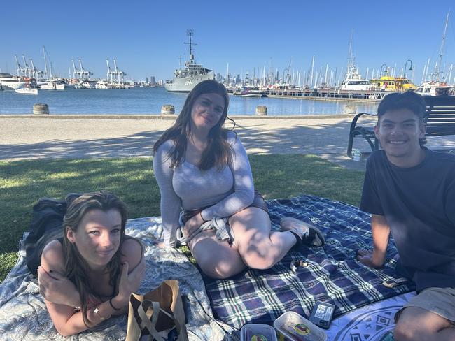 Annalise, Ava and Kiowa at Williamstown Foreshore for the 2024 New Year's Eve fireworks. Picture: Erin Constable