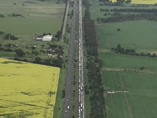 A long line of headlights with traffic from the coronavirus Little River checkpoint banked up almost to Werribee on Friday morning. Picture: Twitter/@tpwkelly