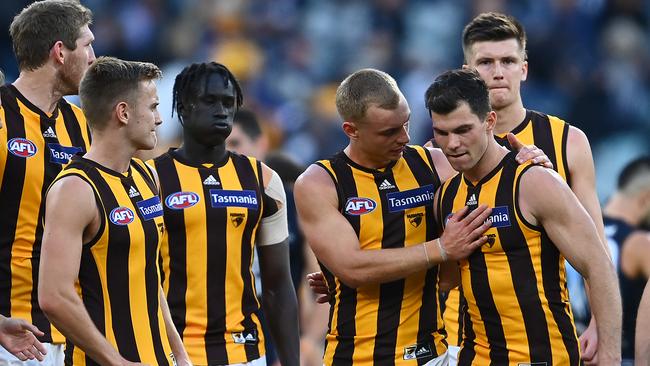 MELBOURNE, AUSTRALIA - MAY 22: Hawthorn players check on Jaeger O'Meara of the Hawks after he was knocked out with a collision with Lachie Plowman of the Blues during the round 10 AFL match between the Carlton Blues and the Hawthorn Hawks at Melbourne Cricket Ground on May 22, 2021 in Melbourne, Australia. (Photo by Quinn Rooney/Getty Images)