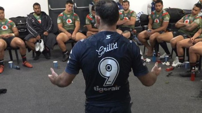 Cameron Smith talks to New Zealand Warriors players.