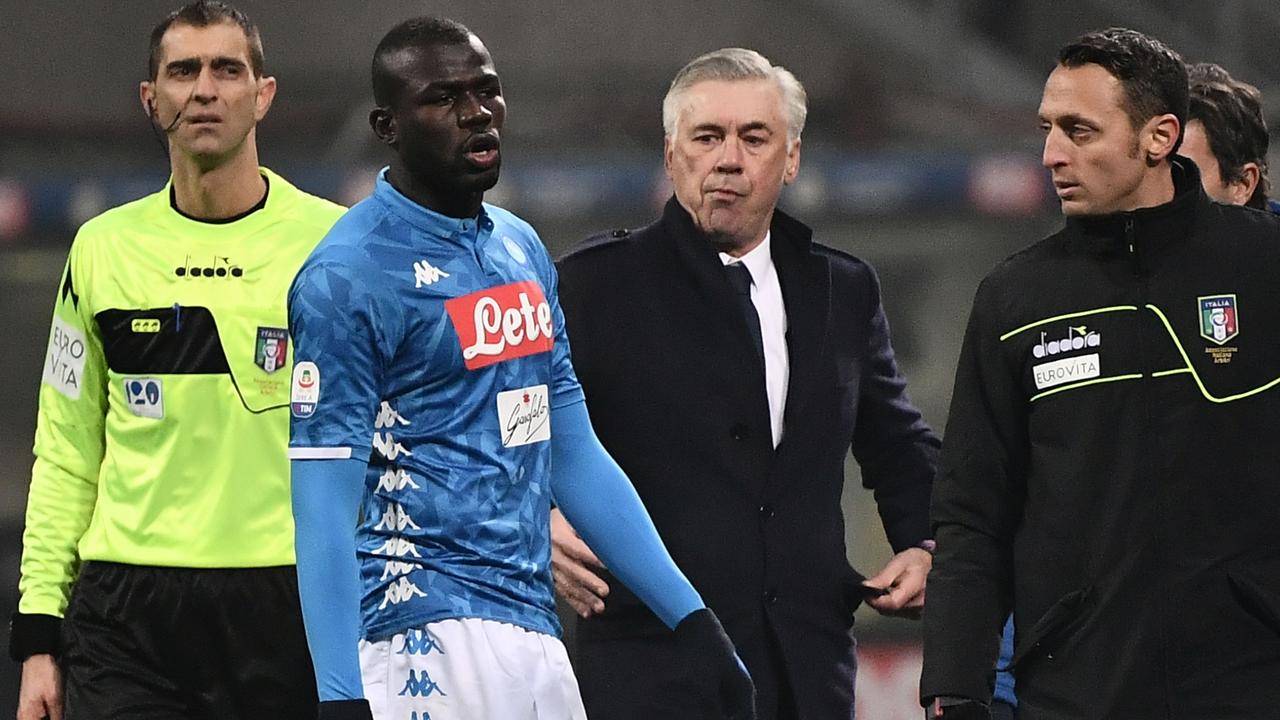 Kalidou Koulibaly exits the pitch as Carlo Ancelotti (C) looks on. (Photo by Marco BERTORELLO / AFP)