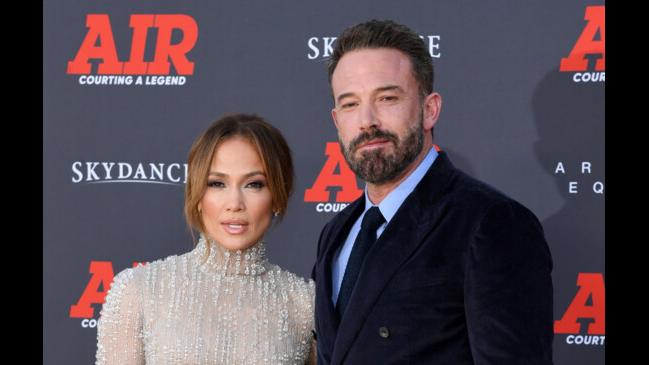 Jennifer Lopez & Ben Affleck Mark 1-Year Anniversary With Photos