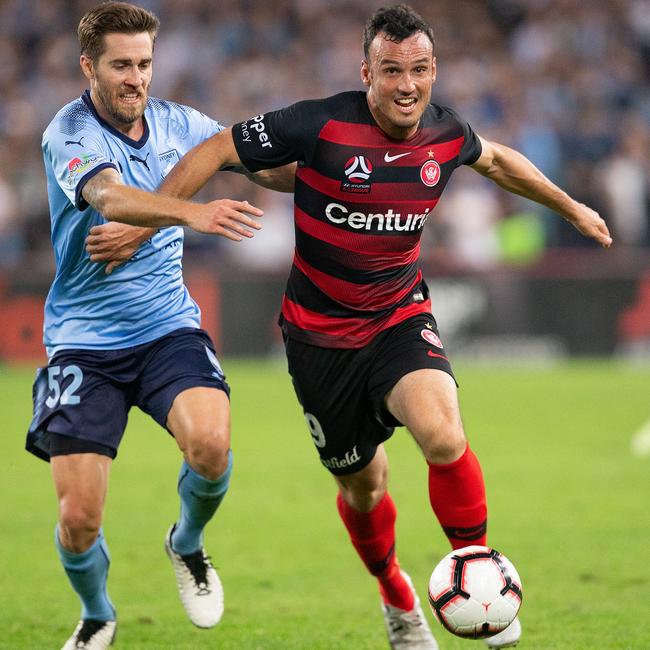 Mark Bridge of the Western Sydney Wanderers is challenged by Sydney's Joshua Brillante during an A-League match. (AAP Image)