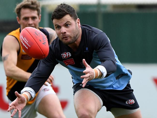 Aberfeldie’s Josh Pound looks to pounce on the loose ball at Windy Hill. Picture: James Ross