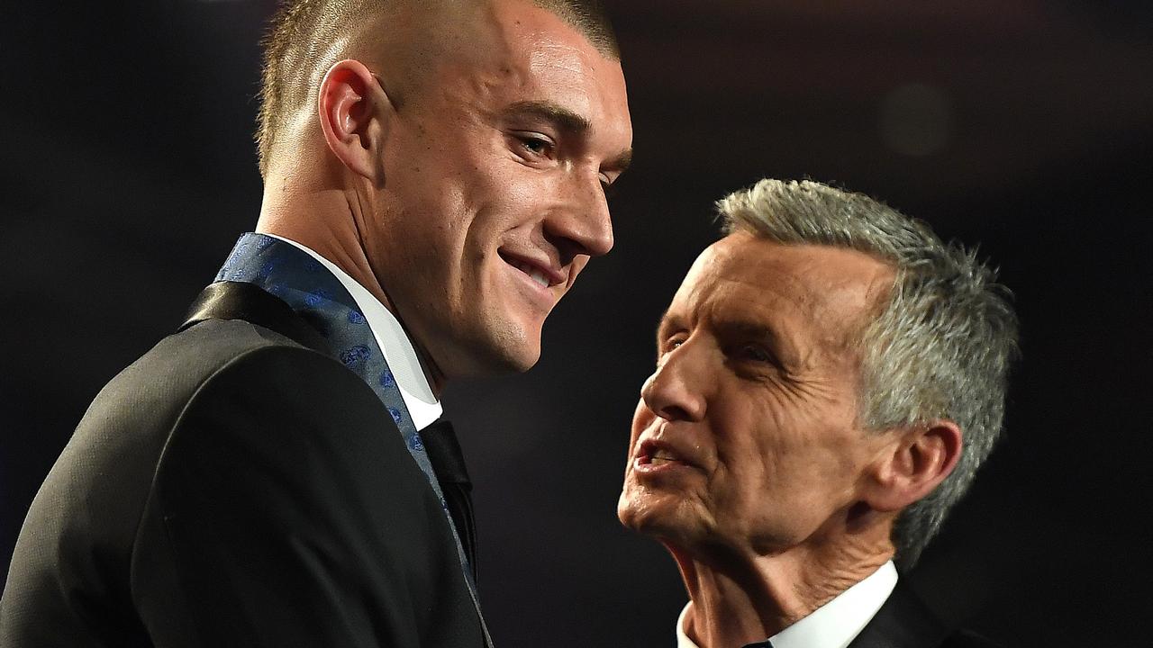 Bruce McAvaney awarded Dustin Martin the Brownlow in 2017.