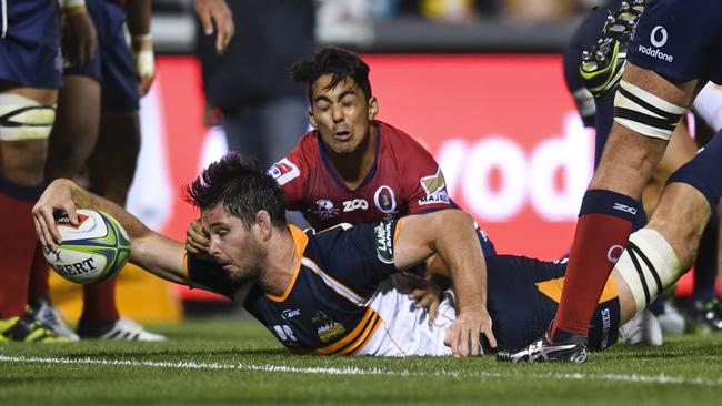 Sam Carter of the Brumbies scores a try at GIO Stadium in Canberra.