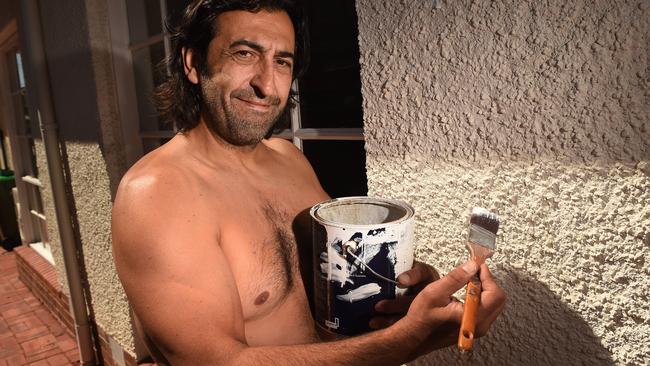 Bentleigh man bares all in protest at neighbours overlooking his backyard |  Herald Sun