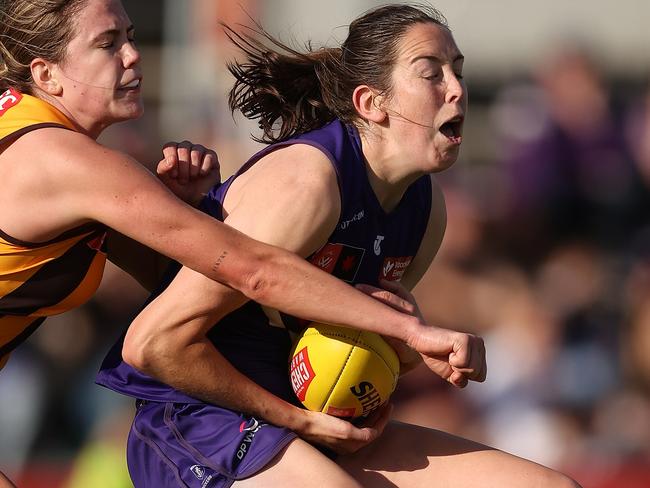 PERTH, AUSTRALIA - SEPTEMBER 16: Aine Tighe of the Dockers marks the ball against Emily Everist of the Hawks during the round three AFLW match between Fremantle Dockers and Hawthorn Hawks at Fremantle Oval, on September 16, 2023, in Perth, Australia. (Photo by Paul Kane/Getty Images)