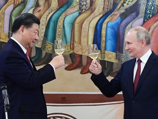 TOPSHOT - Russian President Vladimir Putin and China's President Xi Jinping make a toast during a reception following their talks at the Kremlin in Moscow on March 21, 2023. (Photo by Pavel Byrkin / SPUTNIK / AFP)