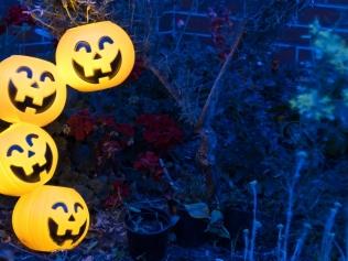 DIY Halloween decorations: Make a jack o'lantern stack to decorate your house