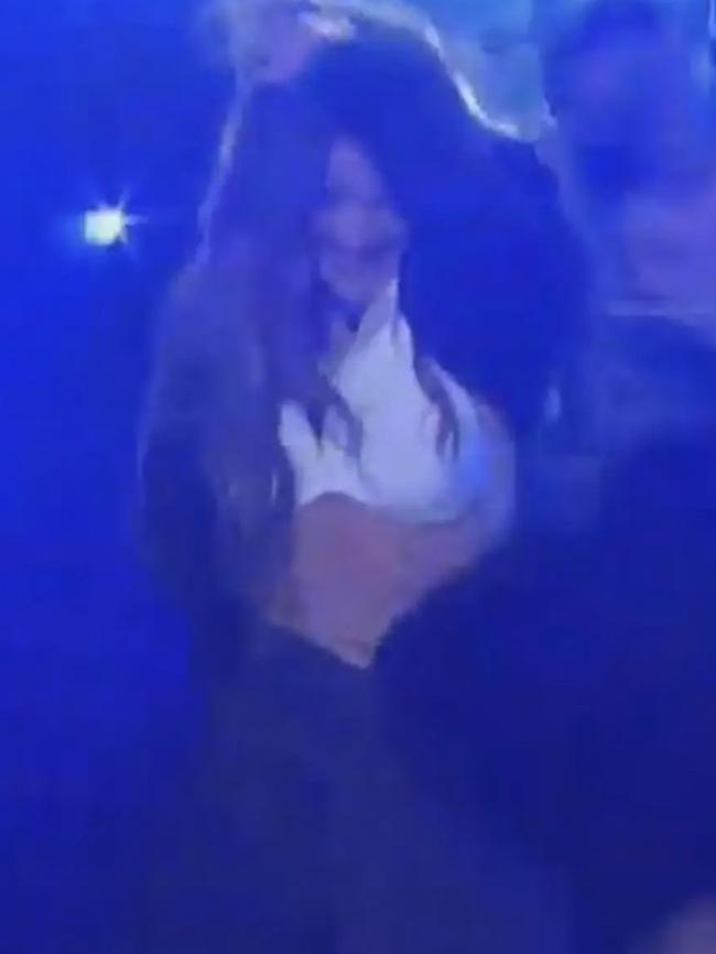 She appeared to rip her own extension out while on stage.