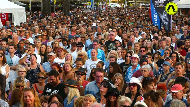 Blues on Broadbeach crowd pictures - Photo: David Clark