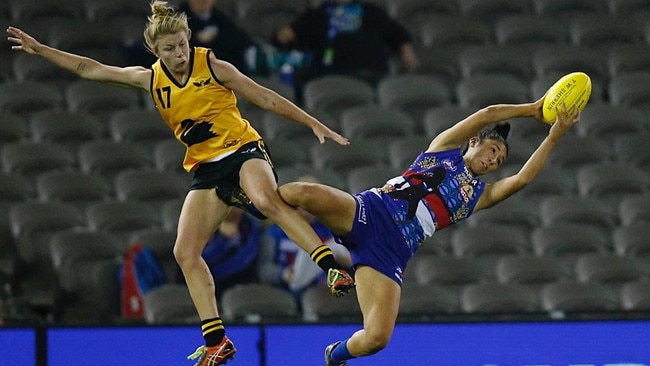 Darcy Vescio takes a hanger for the Western Bulldogs during a women’s exhibition match. Picture: Michael Klein.