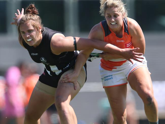 Collingwood’s Jasmine Garner and Giant Hannah Wallett fight for a loose ball.