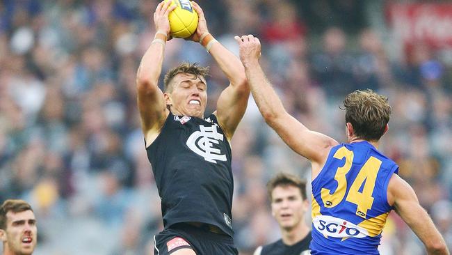 Patrick Cripps of the Blues marks the ball.