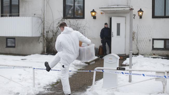 Police investigators are seen outside a home for juvenile asylum seekers in Molndal in south western Sweden on January 25, 2016 A 22 year old female employee was killed in a knife attack at the center for migrant youths traveling alone the police said. / AFP / TT NEWS AGENCY / Adam Ihse / Sweden OUT