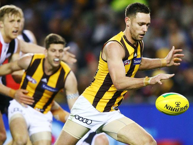 MELBOURNE, AUSTRALIA - AUGUST 18: Jack Gunston of the Hawks kicks the ball for a goal during the round 22 AFL match between the St Kilda Saints and Hawthorn Hawks at Etihad Stadium on August 18, 2018 in Melbourne, Australia.  (Photo by Michael Dodge/Getty Images)