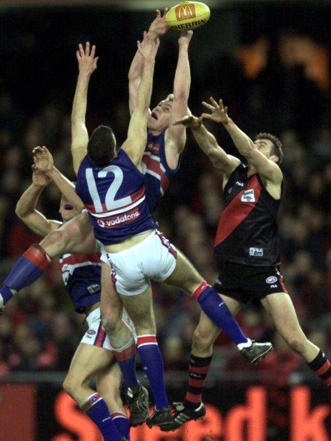 The Bulldogs were the only team to beat Essendon in 2000.