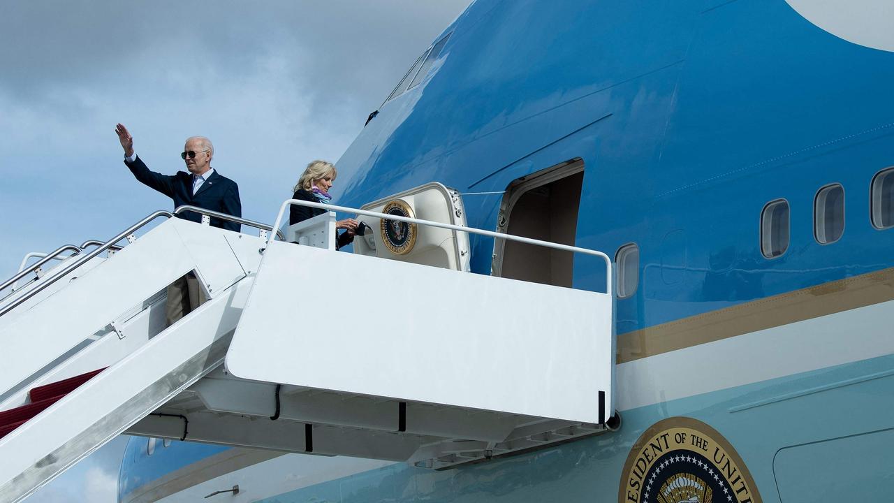 US President Joe Biden and US first lady Jill Biden on their way to Glasgow. (Photo by Brendan Smialowski / AFP)