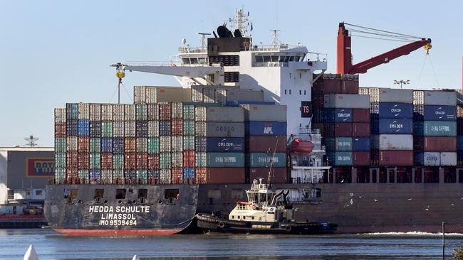 A container ship is pushed to its berth by a tug at the Port of Melbourne on June 6, 2018. Australia's economy recorded a strong start to the year as exports and business inventories rose, official data showed June 6, but analysts warned soft consumer spending would keep a rise in interest rates at bay. / AFP PHOTO / William WEST