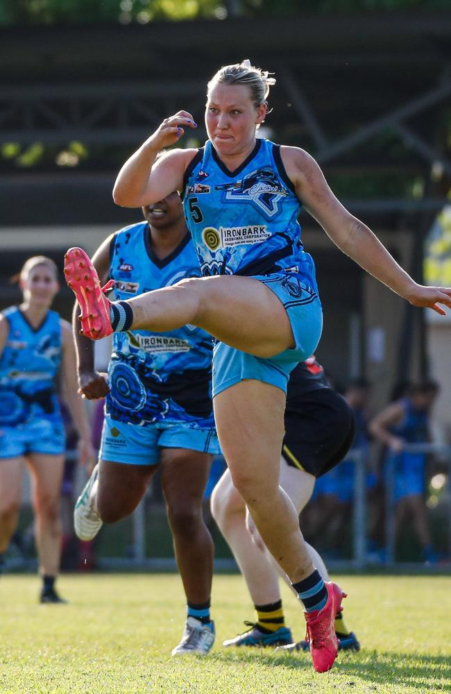 Roxy Beuzeville of the Darwin Buffaloes (#5). Picture: AFLNT Media / Celina Whan.