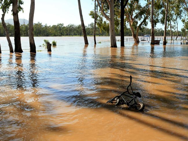 Cyclone Debbie: Death Toll Rises, Rockhampton Flood Watch As People ...