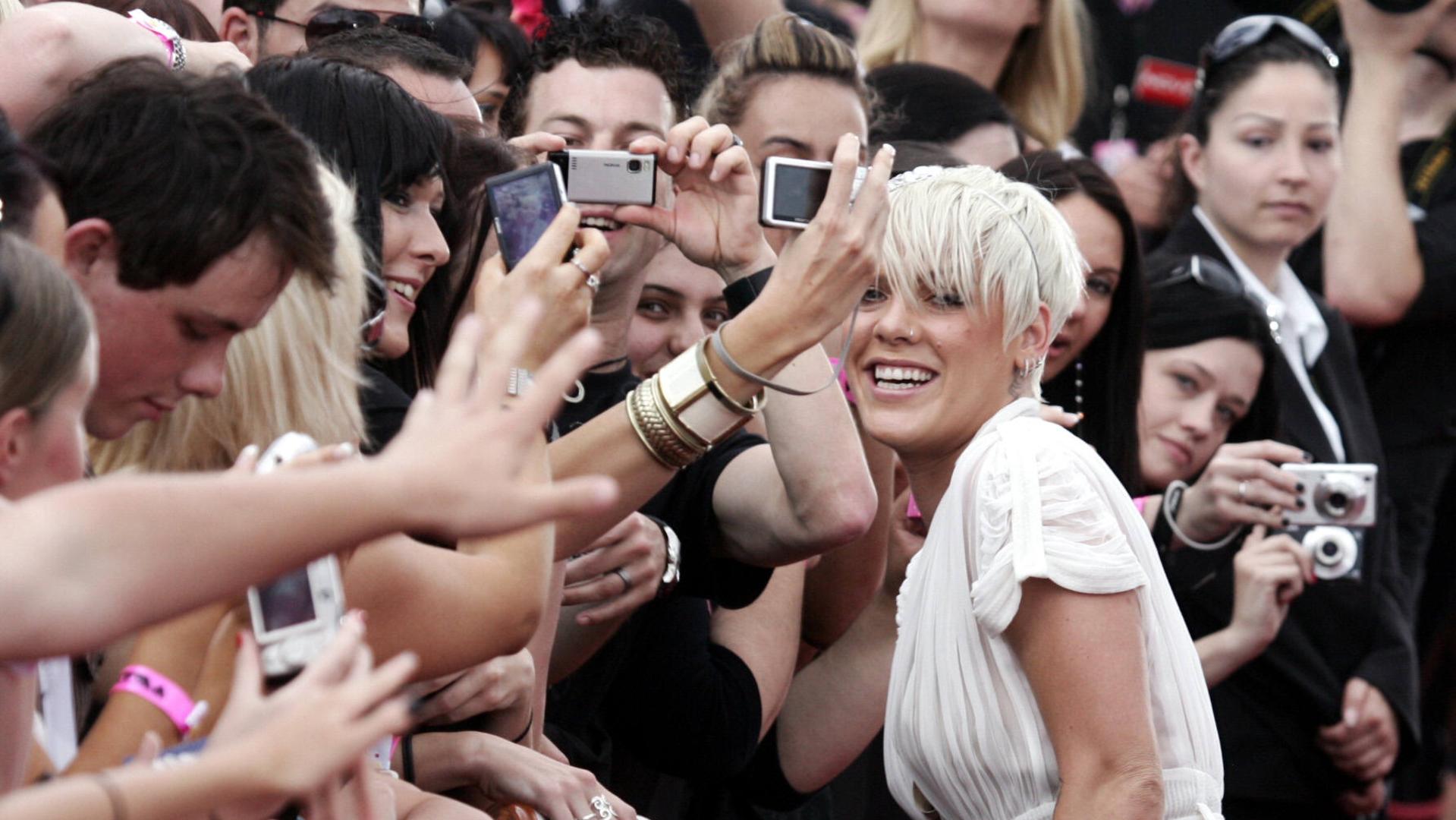 Singer Pink on the red carpet engages with the fans, on arrival at the 2008 ARIA Awards at Acer Arena, Sydney Olympic Park.