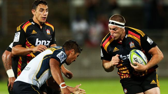 Brodie Retallick of the Chiefs runs at Jarrad Butler of the Brumbies.)