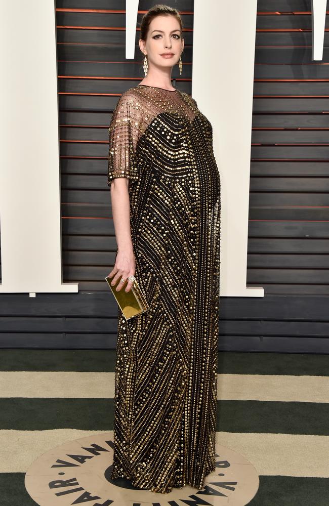 A pregnant Anne Hathaway attends the 2016 Vanity Fair Oscar Party. (Photo by Pascal Le Segretain/Getty Images)