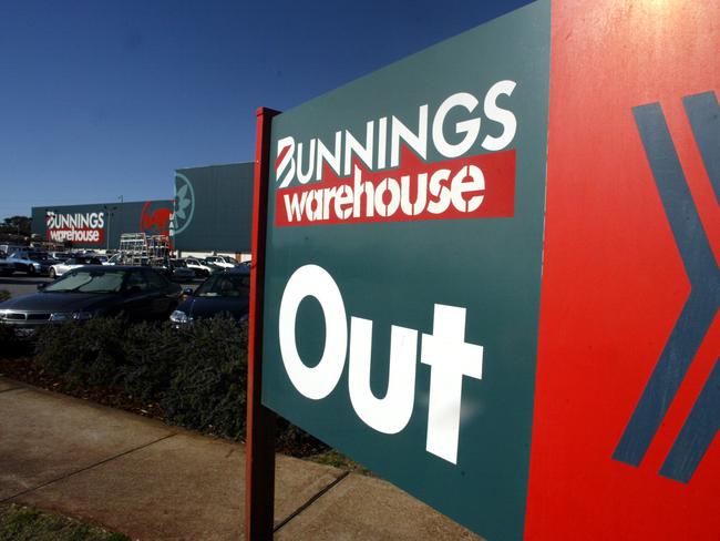 AUGUST 10, 2004: Out sign for motorists leaving Bunnings Warehouse store at Balcatta in Perth, 10/08/04. Pic Ross Swanborough.Western Australia / Shopping / Shop / Hardware