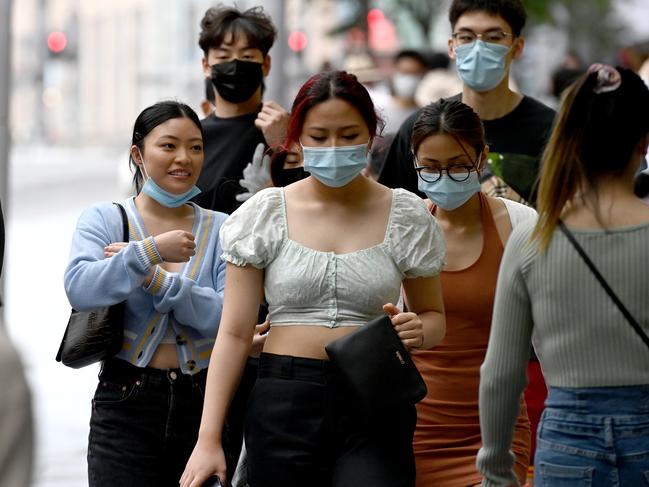 SYDNEY, AUSTRALIA - NewsWire Photos January 23, 2022: Sydney-siders walk the streets of the CBD in a variety of masks.Experts say N95 masks provide better protection against coronavirus infection  different to surgical masks. Picture: NCA NewsWire / Jeremy Piper