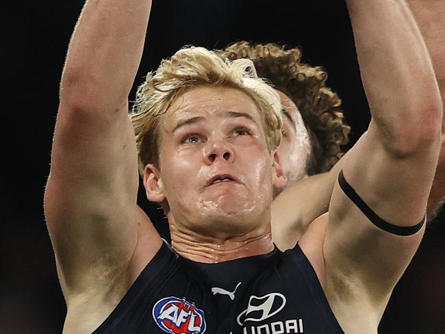 MELBOURNE, AUSTRALIA - JUNE 25: Tom De Koning of the Blues is challenged by Griffin Logue of the Dockers during the round 15 AFL match between the Carlton Blues and the Fremantle Dockers at Marvel Stadium on June 25, 2022 in Melbourne, Australia. (Photo by Robert Cianflone/Getty Images)