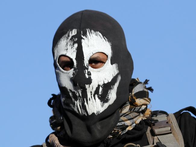 A member of the Iraqi Special Forces stands wearing a skull mask stands guard in a northeastern district of the city of Mosul on November 24, 2016.  Elite forces gained new ground in east Mosul, looking for fresh momentum as stiffer-than-expected IS resistance threatened to bog down the five-week-old offensive against the jihadists' last major stronghold in Iraq. / AFP PHOTO / THOMAS COEX