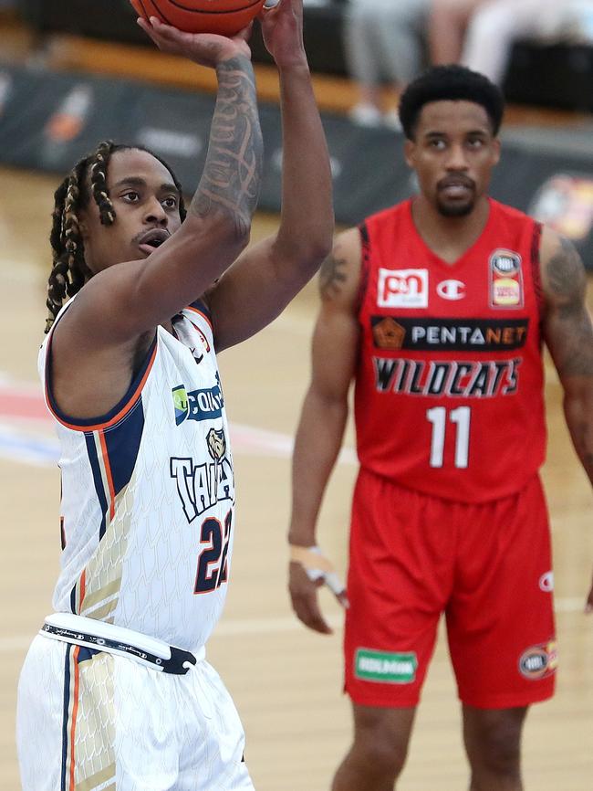 Tahjere McCall of the Cairns Taipans and Bryce Cotton of the Perth Wildcats. (Photo by Sarah Reed/Getty Images)