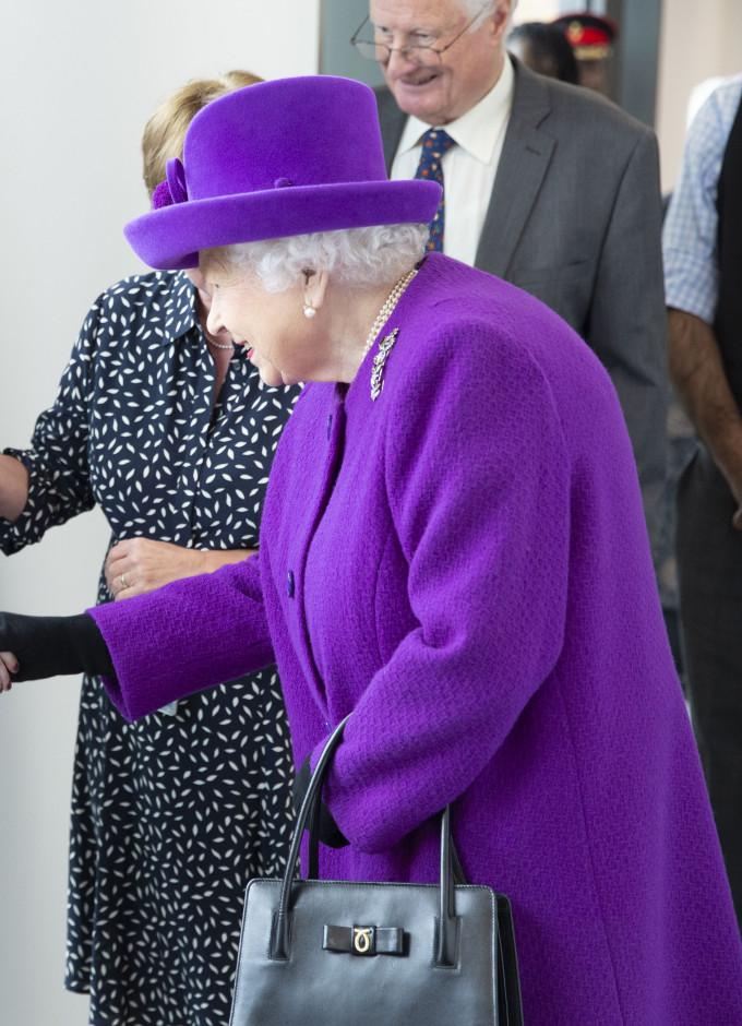 Queen Elizabeth II Purse Signals - Inside Queen Elizabeth's Purse