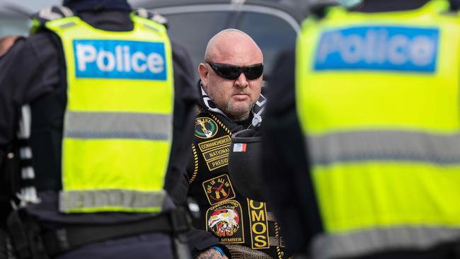 Police with former Comanchero chief Mick Murray at the United Petrol Station in Tooradin in 2021. Picture: Ian Currie