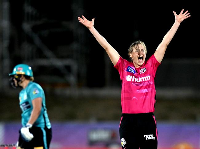 MACKAY, AUSTRALIA - OCTOBER 13: Ellyse Perry of the Sixers appeals to the umpire during the Women's Big Bash League match between the Brisbane Heat and the Sydney Sixers at Great Barrier Reef Arena, on October 13, 2022, in Mackay, Australia. (Photo by Bradley Kanaris/Getty Images)