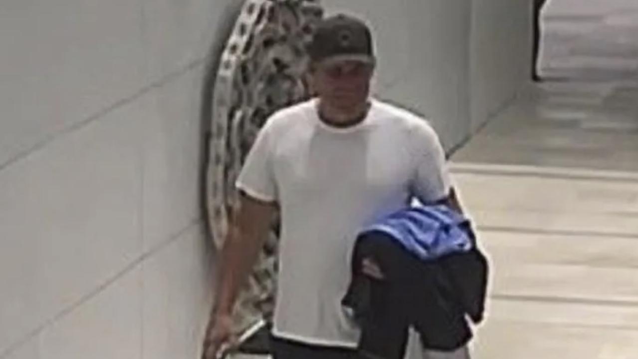 Saat-saat terakhir Shane Warne di vila Koh Samui di CCTV, mayatnya akan diterbangkan pulang pada hari Kamis