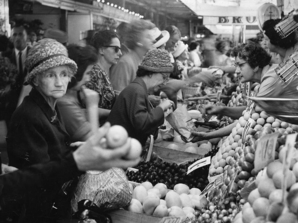 People stock up on fruit during busy Christmas shopping in 1961. 