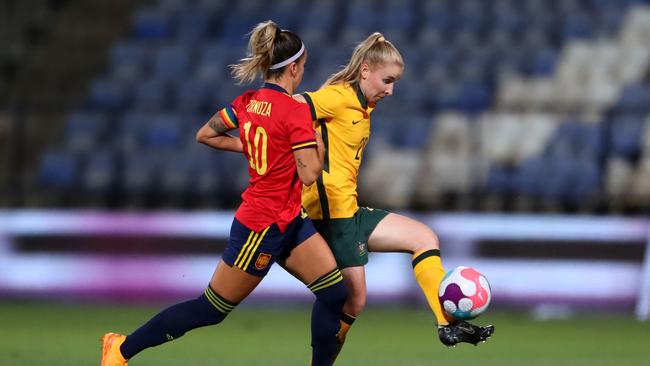 Taylor Ray of Australia is challenged by Claudia Zornoza of Spain. Picture: Fran Santiago/Getty Images