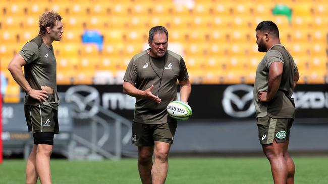 Australia's coach Dave Rennie (C) talks to incoming backrower Ned Hanigan (L) and prop Taniela Tupou. Picture: AFP