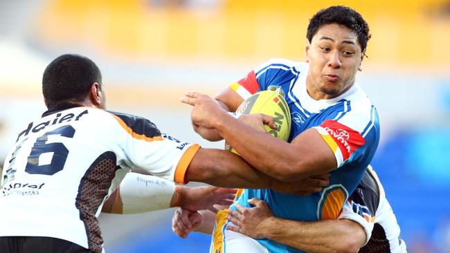 Kingi Akauola runs the ball for the Titans under-20s team. His career took him to Wests Tigers, Tweed Seagulls, Southport Tigers and Runaway Bay Seagulls.