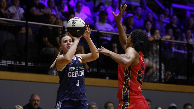 Elissa Brett shoots from beyond the arc against Adelaide in round 3. Picture: Daniel Pockett/Getty Images