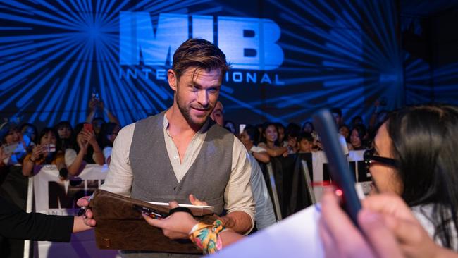 He signed autographs for a strong 500 crowd. Picture: Anthony Kwan/Getty Images