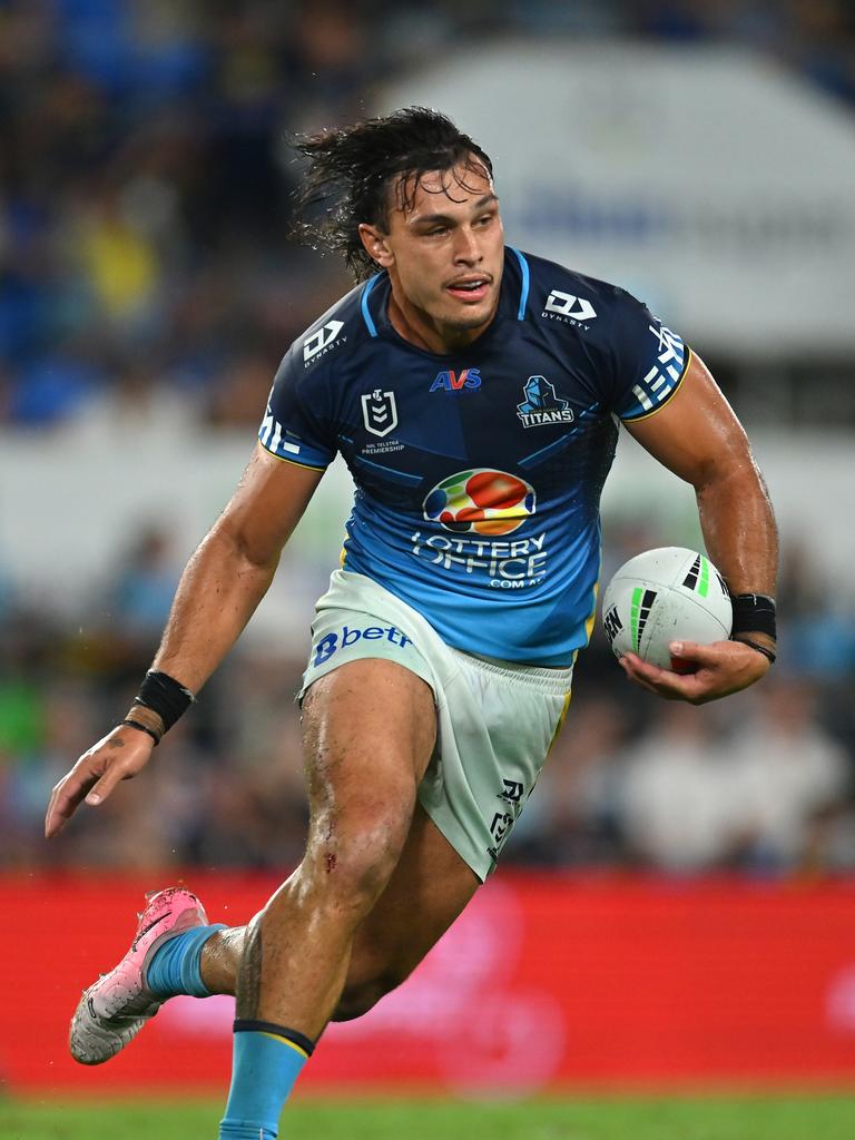 Gold Coast Titans captain Tino Fa'asuamaleaui takes the ball up. Photo: Albert Perez/Getty Images)