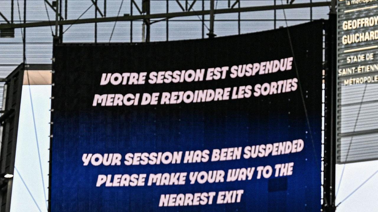 A giant screen informs about the match's interruption. Photo by Arnaud FINISTRE / AFP.