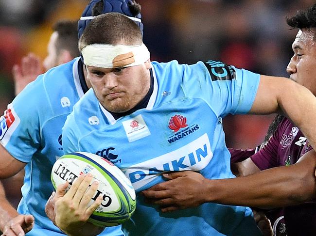 Tom Robertson of the Waratahs (centre) is tackled during the Round 16 Super Rugby match between the Queensland Reds and the NSW Waratahs at Suncorp Stadium in Brisbane, Saturday, June 2, 2018. (AAP Image/Dan Peled) NO ARCHIVING, EDITORIAL USE ONLY