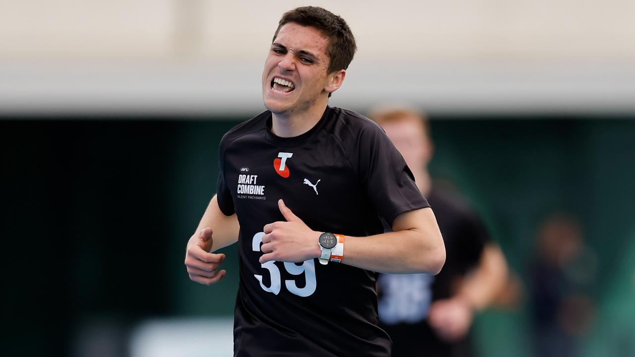 Xavier Ivisic runs the 2km time trial at the state combine. Picture: Dylan Burns/AFL Photos via Getty Images